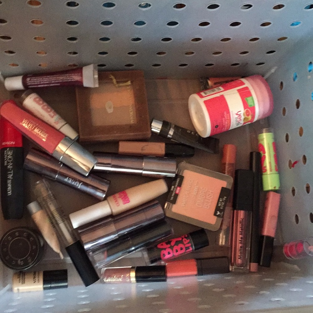 MAKEUP DECLUTTER
